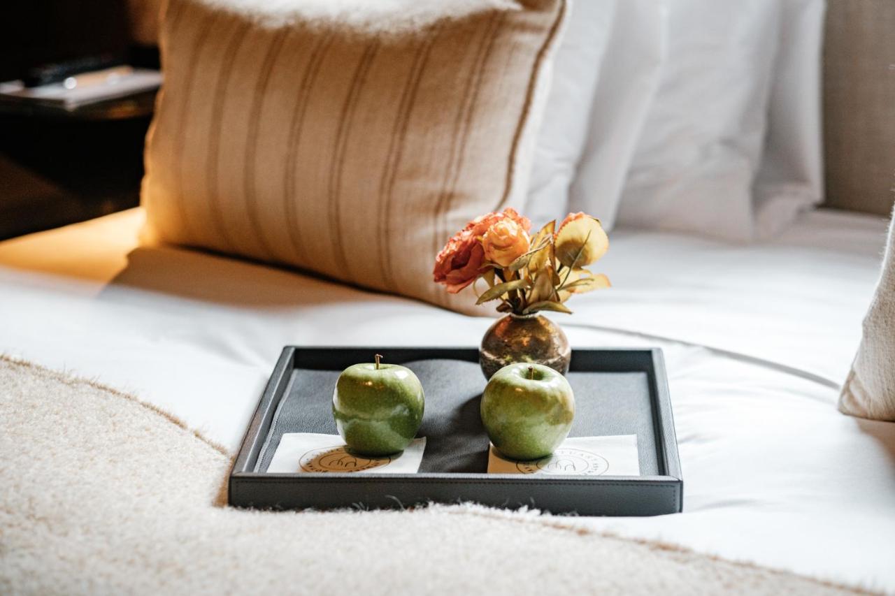 Botanic Sanctuary Antwerp - The Leading Hotels Of The World Экстерьер фото A tray with apples and flowers
