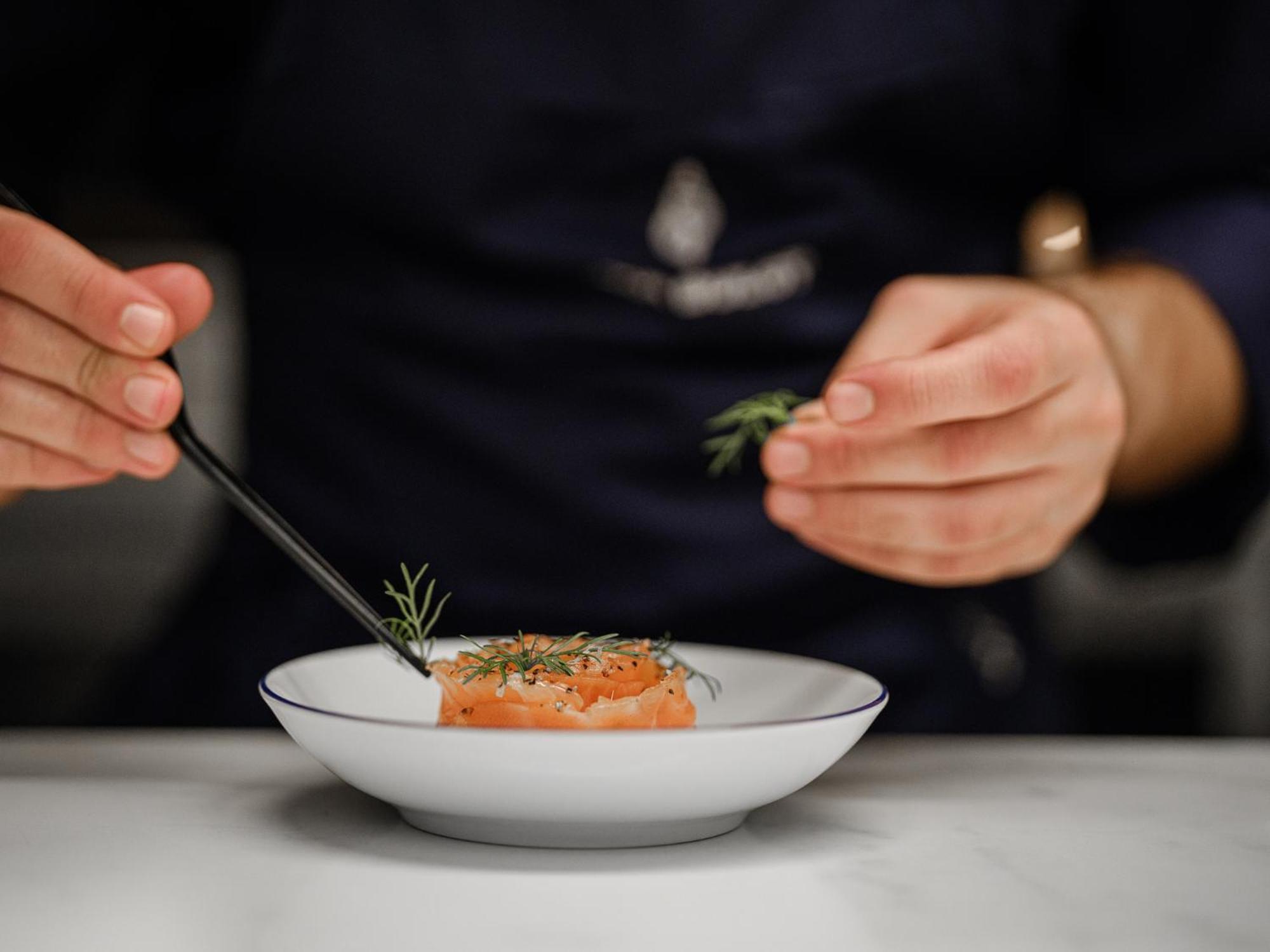 Botanic Sanctuary Antwerp - The Leading Hotels Of The World Экстерьер фото Chef finishing a dish