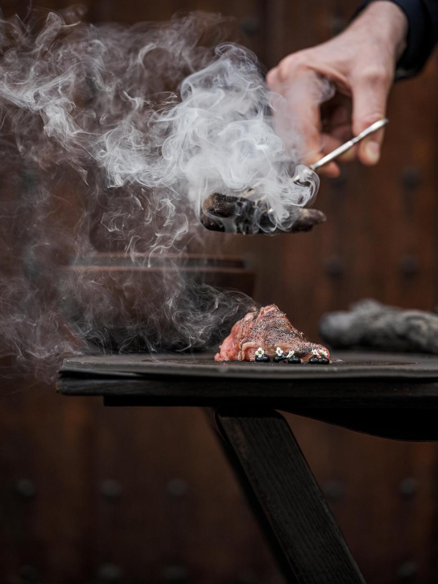 Botanic Sanctuary Antwerp - The Leading Hotels Of The World Экстерьер фото Cooking with a hot stone